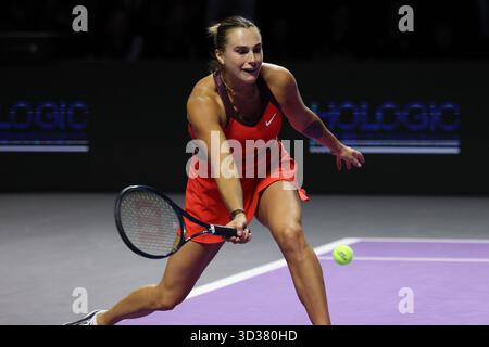 Riad, Saudi-Arabien. November 2025. Aryna Sabalenka aus Weißrussland kehrt einen Ball während des Round robin Matches gegen Jessica Pegula aus den Vereinigten Staaten beim WTA Finals-Tennisturnier in Riad, Saudi-Arabien, am 4. November 2025 zurück. Quelle: Luo Chen/Xinhua/Alamy Live News Stockfoto