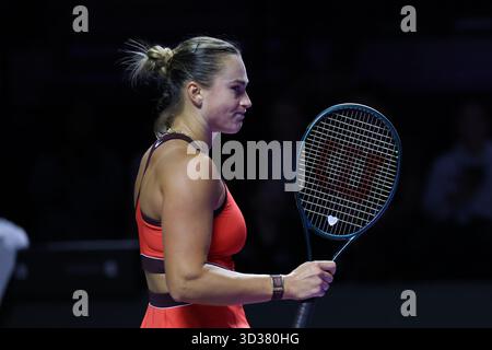 Riad, Saudi-Arabien. November 2025. Aryna Sabalenka aus Weißrussland feiert für den Sieg im Round robin Match gegen Jessica Pegula aus den Vereinigten Staaten beim WTA Finals-Tennisturnier in Riad, Saudi-Arabien, am 4. November 2025. Quelle: Luo Chen/Xinhua/Alamy Live News Stockfoto