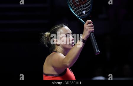 Riad, Saudi-Arabien. November 2025. Aryna Sabalenka aus Weißrussland feiert, nachdem er am 4. November 2025 das Round robin-Spiel gegen Jessica Pegula aus den Vereinigten Staaten beim WTA Finals-Tennisturnier in Riad, Saudi-Arabien, gewonnen hat. Quelle: Luo Chen/Xinhua/Alamy Live News Stockfoto