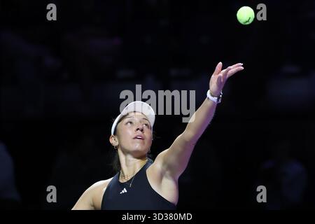 Riad, Saudi-Arabien. November 2025. Jessica Pegula aus den Vereinigten Staaten spielt während des Round robin Matches gegen Aryna Sabalenka aus Weißrussland beim WTA Finals-Tennisturnier in Riad, Saudi-Arabien, am 4. November 2025. Quelle: Luo Chen/Xinhua/Alamy Live News Stockfoto