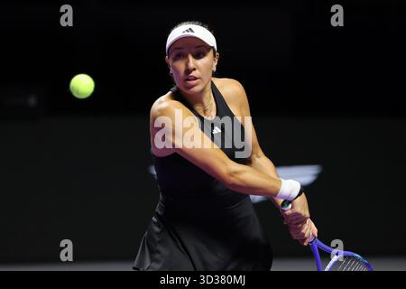 Riad, Saudi-Arabien. November 2025. Jessica Pegula aus den Vereinigten Staaten kehrt einen Ball während des Round robin Matches gegen Aryna Sabalenka aus Weißrussland beim WTA Finals-Tennisturnier in Riad, Saudi-Arabien, am 4. November 2025 zurück. Quelle: Luo Chen/Xinhua/Alamy Live News Stockfoto