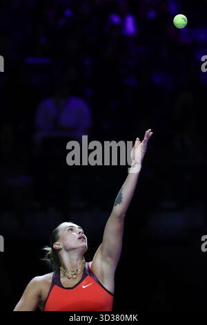 Riad, Saudi-Arabien. November 2025. Aryna Sabalenka aus Weißrussland spielt während des Round robin Matches gegen Jessica Pegula aus den Vereinigten Staaten beim WTA Finals-Tennisturnier in Riad, Saudi-Arabien, am 4. November 2025. Quelle: Luo Chen/Xinhua/Alamy Live News Stockfoto