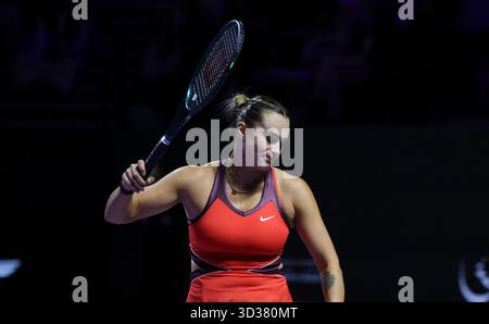 Riad, Saudi-Arabien. November 2025. Aryna Sabalenka aus Weißrussland reagierte während des Round robin Matches gegen Jessica Pegula aus den Vereinigten Staaten beim WTA Finals-Tennisturnier in Riad, Saudi-Arabien, am 4. November 2025. Quelle: Luo Chen/Xinhua/Alamy Live News Stockfoto