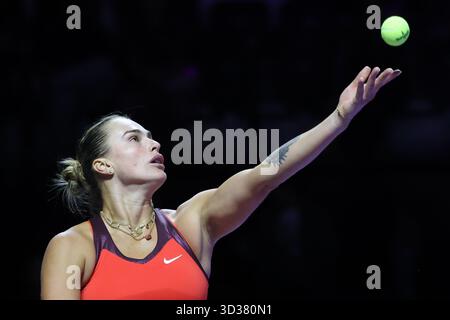 Riad, Saudi-Arabien. November 2025. Aryna Sabalenka aus Weißrussland spielt während des Round robin Matches gegen Jessica Pegula aus den Vereinigten Staaten beim WTA Finals-Tennisturnier in Riad, Saudi-Arabien, am 4. November 2025. Quelle: Luo Chen/Xinhua/Alamy Live News Stockfoto