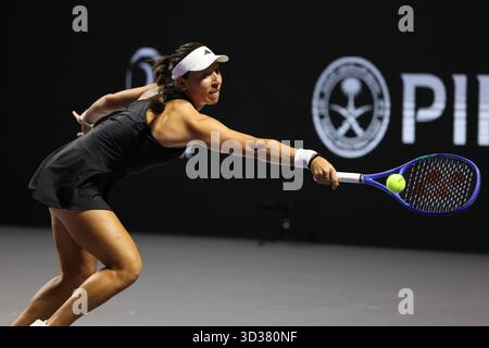 Riad, Saudi-Arabien. November 2025. Jessica Pegula aus den Vereinigten Staaten kehrt einen Ball während des Round robin Matches gegen Aryna Sabalenka aus Weißrussland beim WTA Finals-Tennisturnier in Riad, Saudi-Arabien, am 4. November 2025 zurück. Quelle: Luo Chen/Xinhua/Alamy Live News Stockfoto