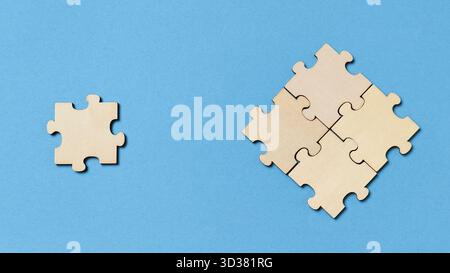 Fehlendes Stück Konzept: Puzzleteile aus Holz auf blauem Hintergrund Stockfoto