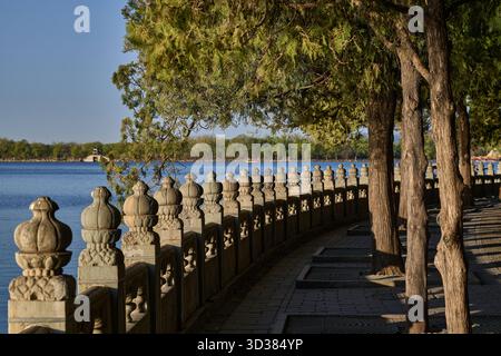 Steinbalustrade mit dekorativen Lotus-Finials entlang der Seepromenade, Sommerpalast Peking, architektonische Details, horizontale Komposition Stockfoto