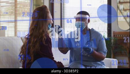 Pflegekraft in Peelings, die Nasenabstriche vom Patienten auf dem Heimsofa sammelt und Daten-Overlays zeigt Stockfoto