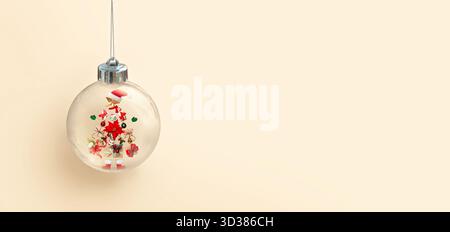 Weihnachtsschmuck mit festlicher Figur innen Stockfoto