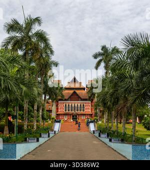 Symmetrischer Blick auf ein großes traditionelles Kerala-Architekturgebäude Stockfoto