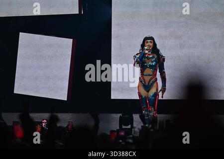 Paris, Frankreich. November 2025. Katy Perry tritt am 4. November 2025 in der Accor Arena in Paris auf. Foto: Christophe Meng/ABACAPRESS.COM Credit: Abaca Press/Alamy Live News Stockfoto