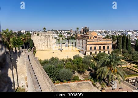 Historische maurische Festungsanlage mit dem roten Palast Palacio de Villavicencio, Alczar de Jerez de la Frontera, Cadiz, Andalusien, Spanien Stockfoto