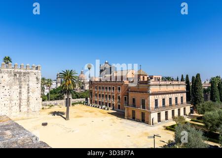 Historische maurische Festungsanlage mit dem roten Palast Palacio de Villavicencio, Alczar de Jerez de la Frontera, Cadiz, Andalusien, Spanien Stockfoto