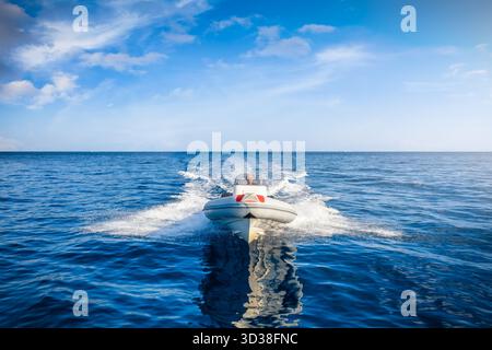 Vorderansicht eines Sportbootes, das mit hoher Geschwindigkeit über den Cam-Ozean mit Kopierraum fährt Stockfoto