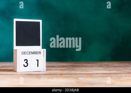 Holzblockkalender mit dem Dezember 31 auf Holzoberfläche Stockfoto