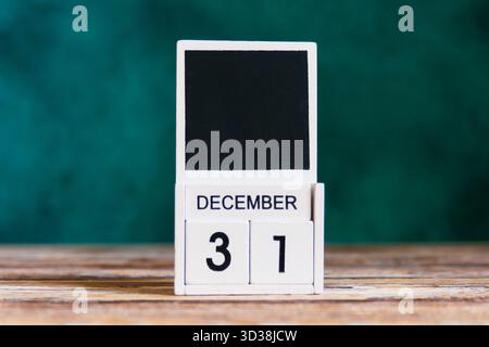 Holzblock-Kalender mit dem Dezember 31 auf rustikaler Oberfläche Stockfoto