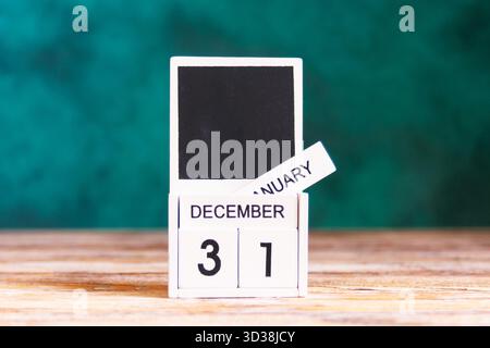 Tischkalender aus Holz, der den Übergang von Dezember 31 und Januar anzeigt Stockfoto