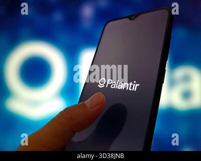 SUQIAN, CHINA - 5. NOVEMBER 2025 - ein Foto zeigt das Palantir-Logo in einem Smartphone in Suqian, Provinz Jiangsu, China am 5. November 2025. Stockfoto
