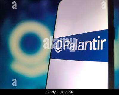 SUQIAN, CHINA - 5. NOVEMBER 2025 - ein Foto zeigt das Palantir-Logo in einem Smartphone in Suqian, Provinz Jiangsu, China am 5. November 2025. Stockfoto