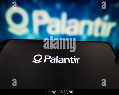 SUQIAN, CHINA - 5. NOVEMBER 2025 - ein Foto zeigt das Palantir-Logo in einem Smartphone in Suqian, Provinz Jiangsu, China am 5. November 2025. Stockfoto