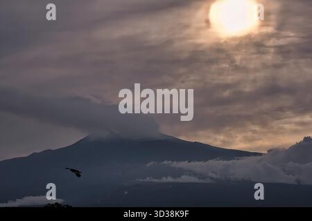 Blick auf den Ätna an einem stürmischen Tag im Spätsommer von Giardini-Naxos Stockfoto