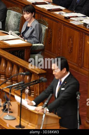 Tokio, Japan. November 2025. Der japanische Premierminister Sanae Takaichi (oben) beobachtet die Oppositionspartei für den Volksführer Yuichiro Tamaki (unten), wie Tamaki Takaichi auf der Plenartagung des Unterhauses beim Nationalen Parlament in Tokio am Mittwoch, den 5. November 2025, Fragen stellt. (Foto: Yoshio Tsunoda/AFLO) Stockfoto