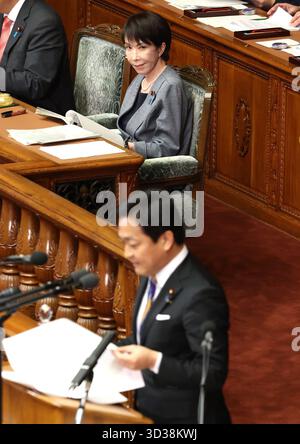 Tokio, Japan. November 2025. Der japanische Premierminister Sanae Takaichi (oben) beobachtet die Oppositionspartei für den Volksführer Yuichiro Tamaki (unten), wie Tamaki Takaichi auf der Plenartagung des Unterhauses beim Nationalen Parlament in Tokio am Mittwoch, den 5. November 2025, Fragen stellt. (Foto: Yoshio Tsunoda/AFLO) Stockfoto