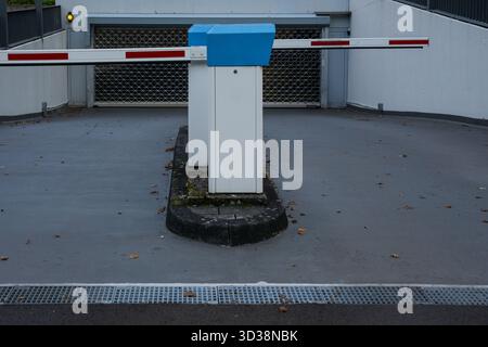 Automatisches Parksperrtor am Eingang der Tiefgarage, das das Zugangskontrollsystem des Fahrzeugs darstellt. Stockfoto