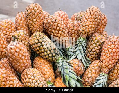 Frische Orangen-Ananas in Lagos, NIGERIA, am 5. September 2022. Das tägliche Leben in Lagos, Nigerias größter Stadt, trotz der rasant steigenden Kosten für l Stockfoto