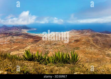 Bucht und Stadt Mindelo, Insel Sao Vicente, Kap Verde, Cabo Verde, Afrika. Panoramablick auf Mindelo vom Monte Verde aus. Insel Santo Antao in t Stockfoto