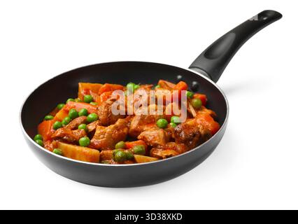 Köstlicher gekochter Eintopf in der Pfanne isoliert auf weiß Stockfoto
