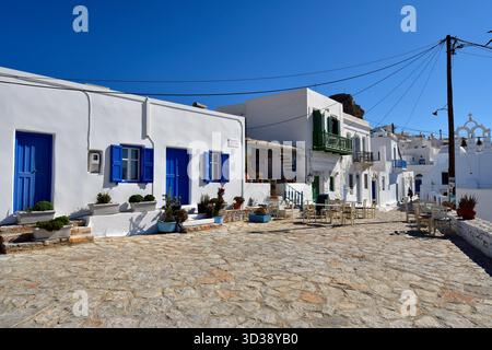 Amorgos, Griechenland - 11. September 2025: Kopfsteinpflasterstraße mit weißen Gebäuden, Restaurant und orthodoxer Kirche in Chora Stockfoto