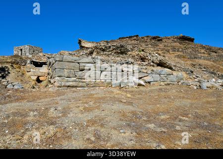 Amorgos, Griechenland - 11. September 2025: Die antike Stätte von Minoa oberhalb der Stadt Katapola auf dem Moundoulia-Hügel, der ehemaligen Sommerresidenz des Kretischen K Stockfoto
