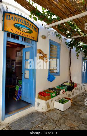 Amorgos, Griechenland - 11. September 2025: Ein Mini-Supermarkt in Chora Stockfoto