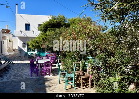 Amorgos, Griechenland - 11. September 2025: Außenbereich mit farbenfrohen Sitzgelegenheiten eines Restaurants in Chora Stockfoto