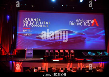 Paris, Frankreich. November 2025. Besuch von Roland Lescure, Minister für Wirtschaft, Finanzen und Industrie, Energie und digitale Souveränität, und Sébastien Martin, Delegierter des Ministers für Industrie beim Tag der Automobilindustrie Dienstag, 4. November 2025 Cité des Sciences et de l'Industrie - La Villette, Paris 19. Foto: Karim Ait Adjedjou/ABACAPRESS.COM Credit: Abaca Press/Alamy Live News Stockfoto