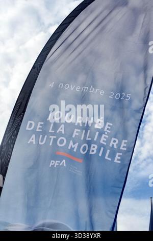 Paris, Frankreich. November 2025. Besuch von Roland Lescure, Minister für Wirtschaft, Finanzen und Industrie, Energie und digitale Souveränität, und Sébastien Martin, Delegierter des Ministers für Industrie beim Tag der Automobilindustrie Dienstag, 4. November 2025 Cité des Sciences et de l'Industrie - La Villette, Paris 19. Foto: Karim Ait Adjedjou/ABACAPRESS.COM Credit: Abaca Press/Alamy Live News Stockfoto