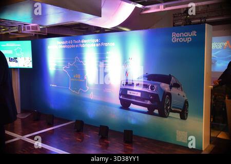 Paris, Frankreich. November 2025. Besuch von Roland Lescure, Minister für Wirtschaft, Finanzen und Industrie, Energie und digitale Souveränität, und Sébastien Martin, Delegierter des Ministers für Industrie beim Tag der Automobilindustrie Dienstag, 4. November 2025 Cité des Sciences et de l'Industrie - La Villette, Paris 19. Foto: Karim Ait Adjedjou/ABACAPRESS.COM Credit: Abaca Press/Alamy Live News Stockfoto