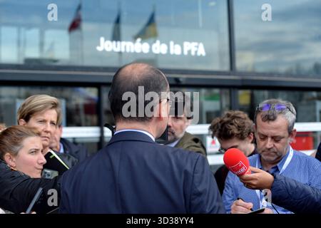 Paris, Frankreich. November 2025. Besuch von Roland Lescure, Minister für Wirtschaft, Finanzen und Industrie, Energie und digitale Souveränität, und Sébastien Martin, Delegierter des Ministers für Industrie beim Tag der Automobilindustrie Dienstag, 4. November 2025 Cité des Sciences et de l'Industrie - La Villette, Paris 19. Foto: Karim Ait Adjedjou/ABACAPRESS.COM Credit: Abaca Press/Alamy Live News Stockfoto