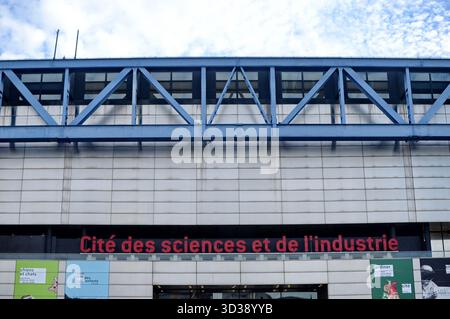 Paris, Frankreich. November 2025. Besuch von Roland Lescure, Minister für Wirtschaft, Finanzen und Industrie, Energie und digitale Souveränität, und Sébastien Martin, Delegierter des Ministers für Industrie beim Tag der Automobilindustrie Dienstag, 4. November 2025 Cité des Sciences et de l'Industrie - La Villette, Paris 19. Foto: Karim Ait Adjedjou/ABACAPRESS.COM Credit: Abaca Press/Alamy Live News Stockfoto