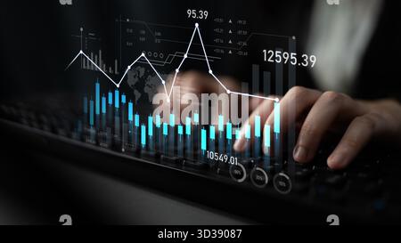 Nahaufnahme der Hände, die auf einer Tastatur tippen, mit digitalen Diagrammen und Daten-Overlays, die finanzielle Trends und die Leistung in einem modernen Büro hervorheben Stockfoto