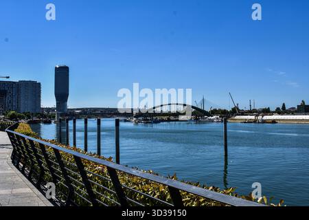 Massive Kräne heben die alte Stahlbahnbrücke über den ruhigen Fluss Sava an und zeigen dabei Feinmechanik und beeindruckende Bauleistungen. Serbien, B Stockfoto