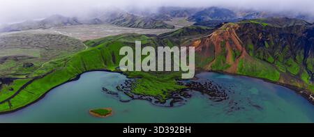 Aus der Vogelperspektive auf den Landmannalaugar Kratersee und die Rhyolith-Berge, Island Stockfoto