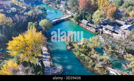 Peking, China. November 2025. Ein Luftdrohnenfoto, das am 5. November 2025 aufgenommen wurde, zeigt Menschen, die ihre Freizeit in einer malerischen Gegend in Qingzhou, der ostchinesischen Provinz Shandong, genießen. Quelle: Wang Jilin/Xinhua/Alamy Live News Stockfoto