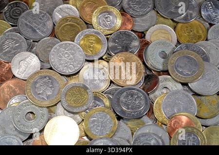 Stapel von verschiedenen Münzen aus verschiedenen Ländern der Welt, Vintage Retro alte Münzen mit unterschiedlichen Werten und aus verschiedenen Zeiten und Epochen, alte und Stockfoto