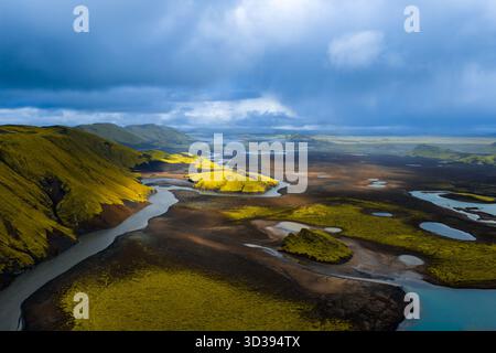 Aus der Vogelperspektive auf geflochtene Flüsse und moosige Lava in der Nähe von Landmannalaugar Stockfoto