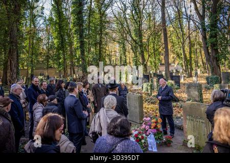 Berlin, Deutschland. November 2025. Kai Wegner (3. Von rechts, CDU), Regierender Bürgermeister von Berlin, spricht anlässlich des 104. Geburtstages von Margot Friedländer auf dem Jüdischen Friedhof in Berlin-Weißensee. Friedländer starb im Mai 2025 im Alter von 103 Jahren. Quelle: Michael Kappeler/dpa/Alamy Live News Stockfoto
