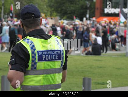 Der Polizist von Greater Manchester beobachtet den Protest in den Picadilly Gardens im Stadtzentrum von Manchester. Stockfoto