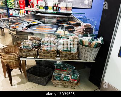 Dublin, Irland - 24. Oktober 2025: Verschiedene Brote und verpackte Waren in Körben in einer Dubliner Bäckerei angeordnet. Stockfoto