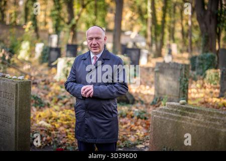 Berlin, Deutschland. November 2025. Kai Wegner (CDU), Regierender Bürgermeister von Berlin, spricht anlässlich des 104. Geburtstages von Margot Friedländer auf dem Jüdischen Friedhof in Berlin-Weißensee. Friedländer starb im Mai 2025 im Alter von 103 Jahren. Quelle: Michael Kappeler/dpa/Alamy Live News Stockfoto